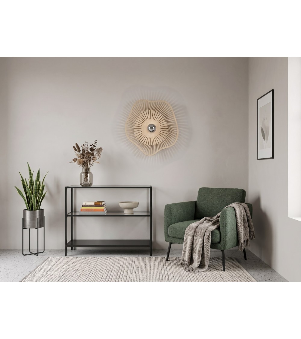 Applique Nacre en bois naturel — mise en situation avec fauteuil vert