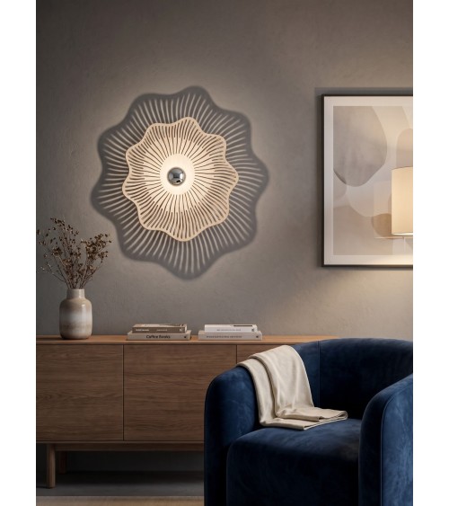 Applique Pleurote en bois naturel — mise en situation avec fauteuil bleu