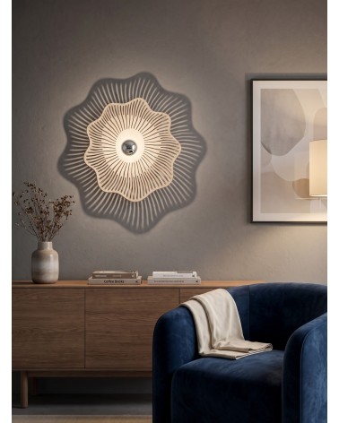 Applique Pleurote en bois naturel — mise en situation avec fauteuil bleu